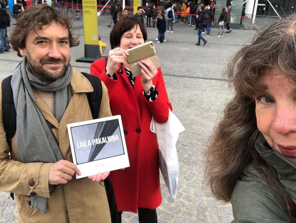 Lailas Pakalniņas (no labās) Parīzes selfijā - raksta autore Daira Āboliņa un Pompidū centra retrospektīvas kurators Arno (Arnaud Hee)